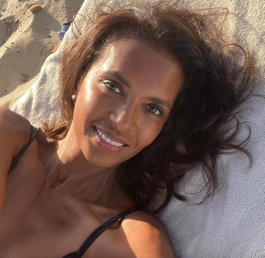 Karine Le Marchand Ans Canonissime En Bikini Elle D Voile Sa